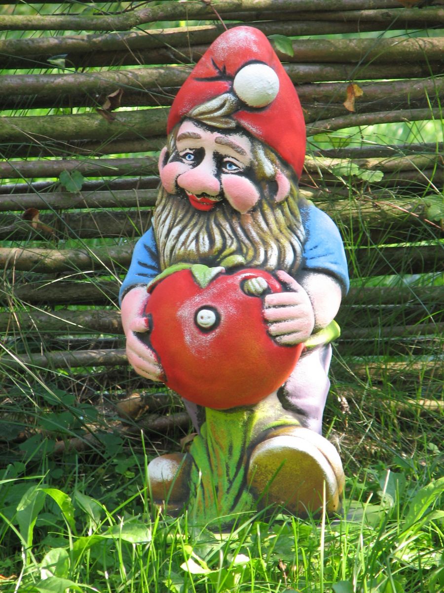 Садовая скульптура «Гном с помидором»