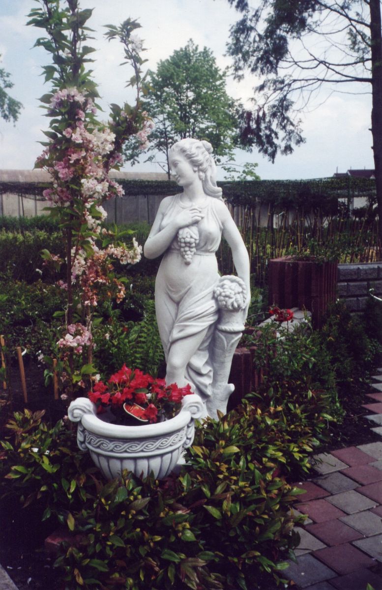 Садовая скульптура «Женщина с виноградной гроздью»