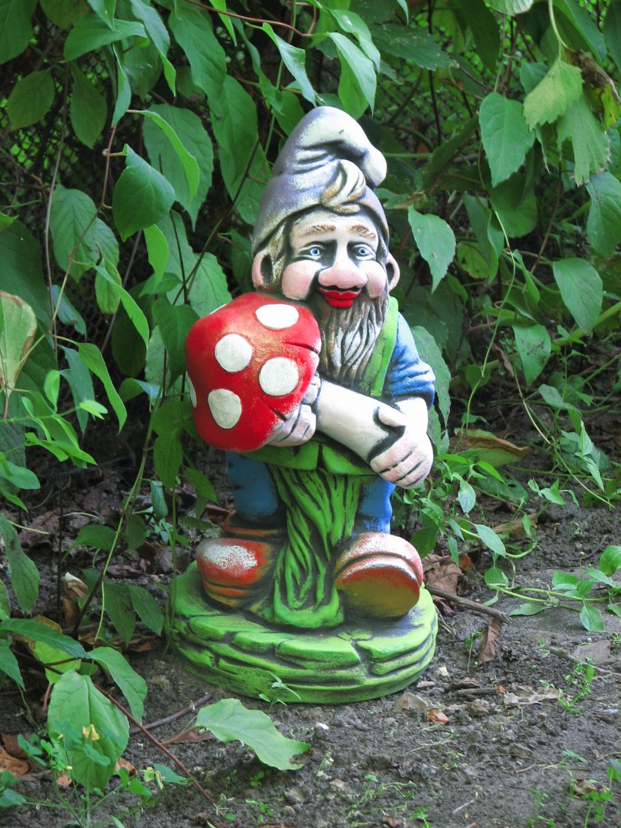 Садовая скульптура «Гном с грибом»