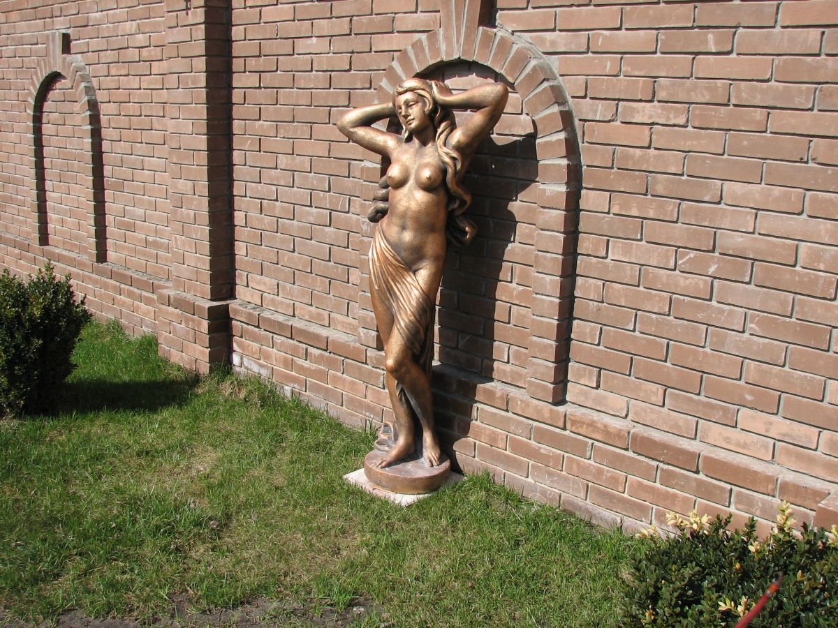 Садовая скульптура «Женщина»
