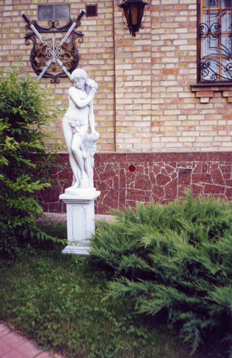 Садова скульптура "Жінка з ромашкою", 140 см