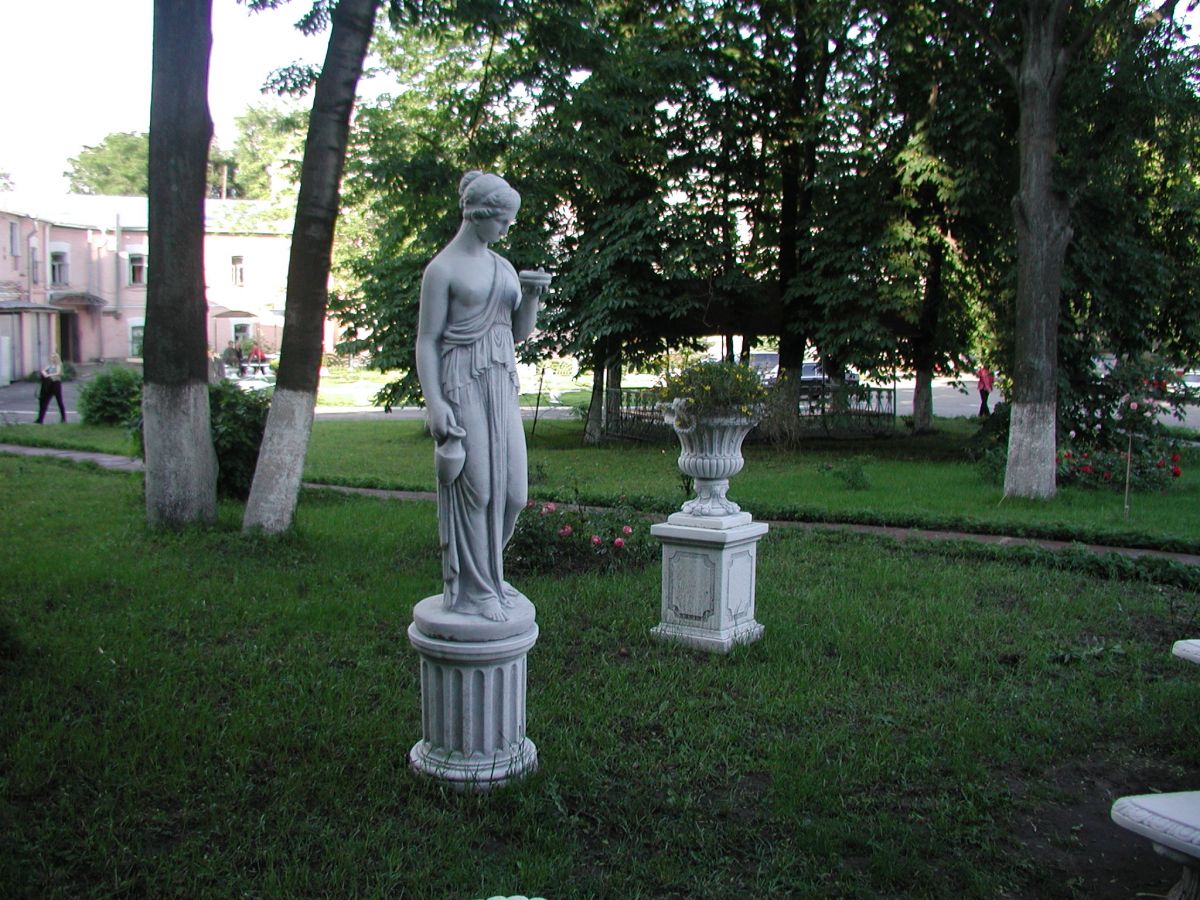 Садова скульптура "Жінка з амфорою"