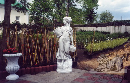 Садова скульптура "Жінка з кошиком"