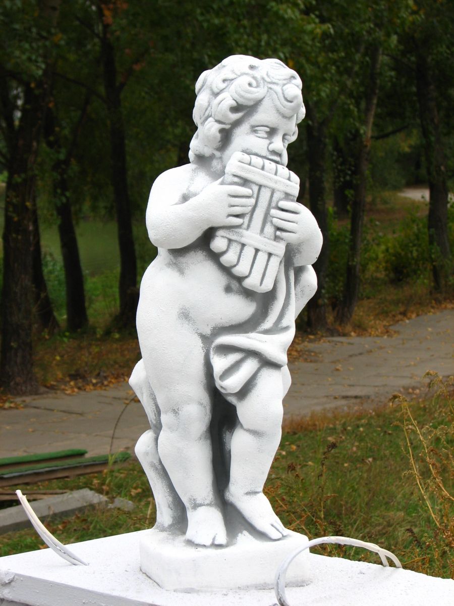 Садова скульптура "Хлопчик з сопілкою"
