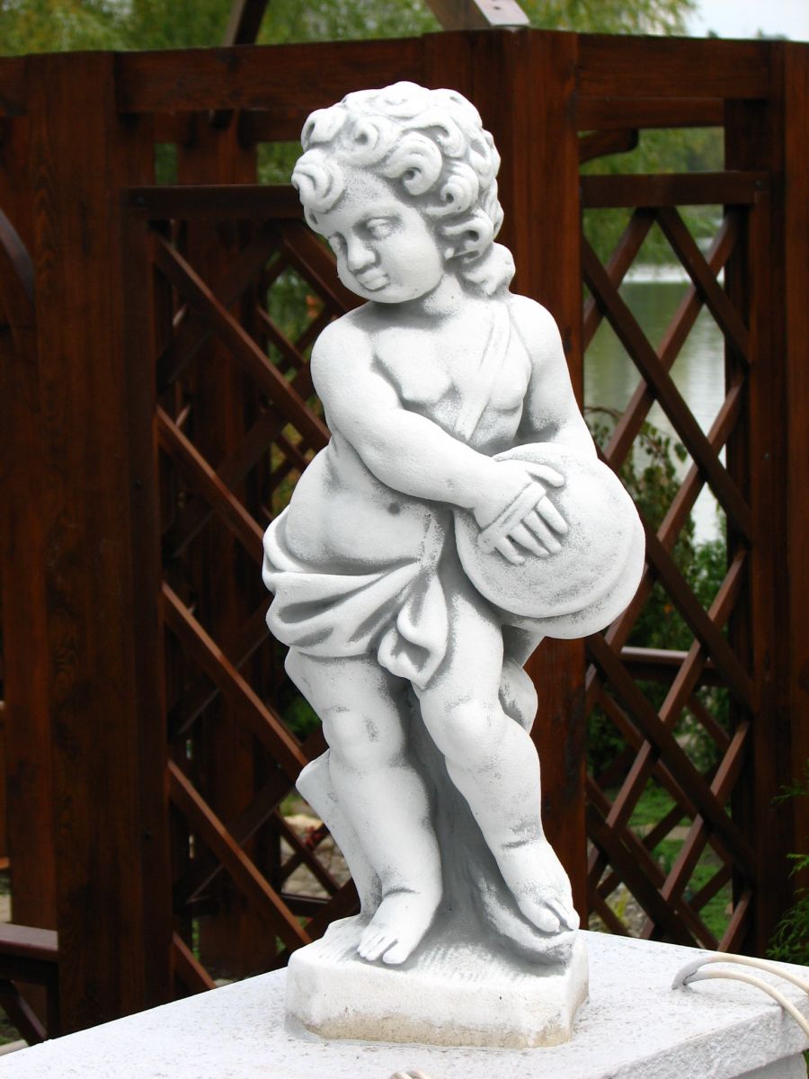 Садова скульптура "Хлопчик з тарілками"
