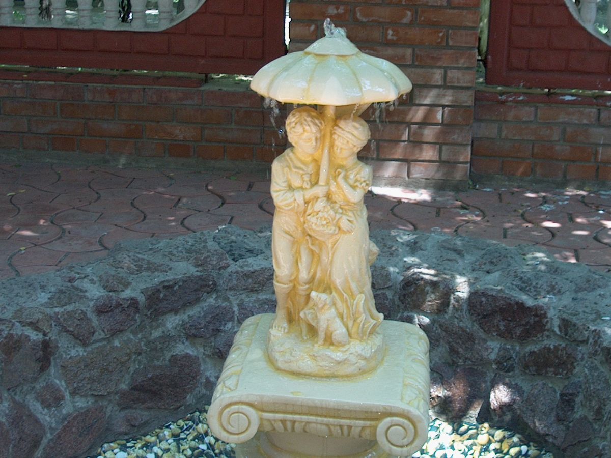 Садовая скульптура «Мальчик с девочкой под зонтом»