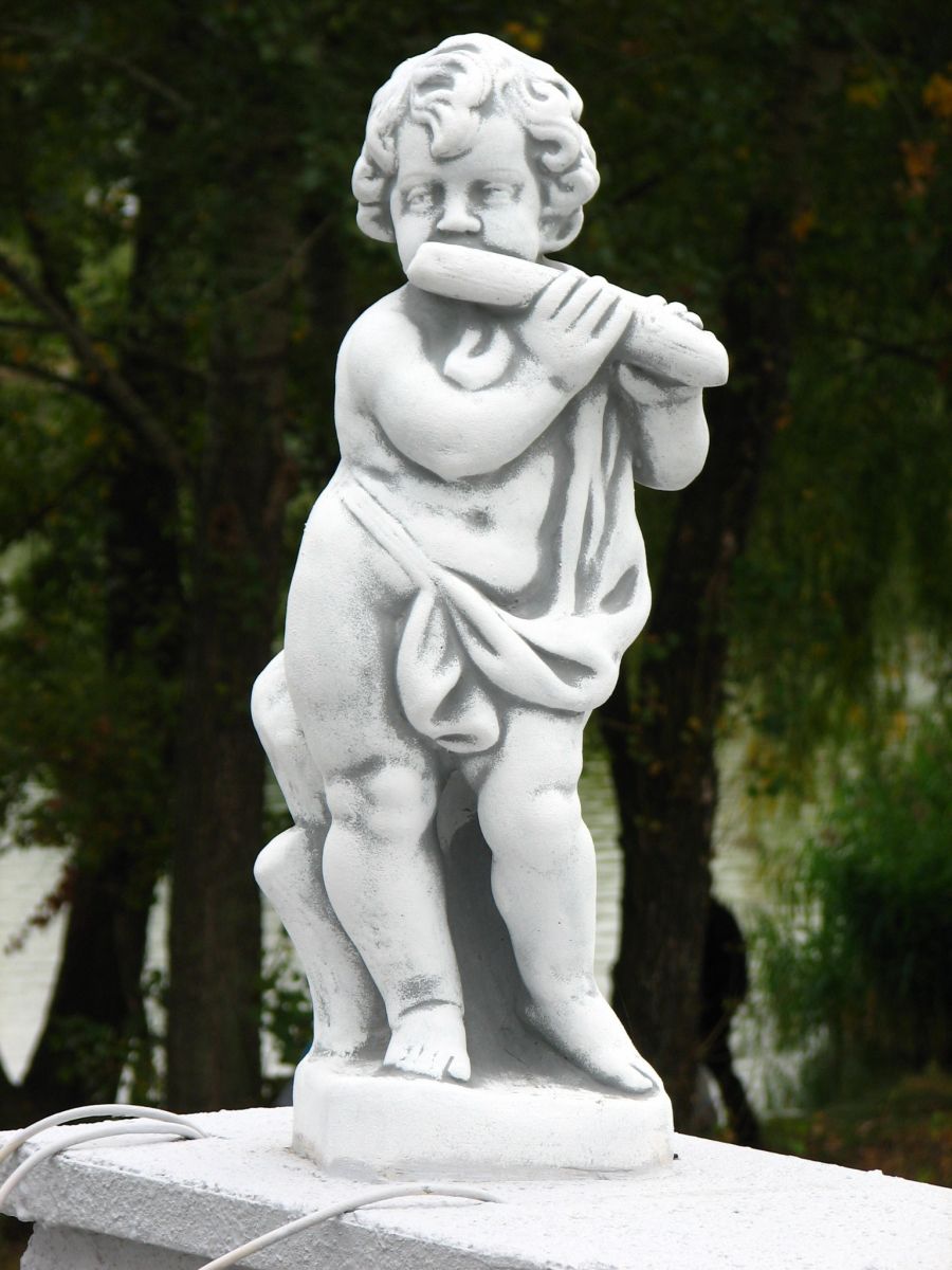 Садова скульптура "Хлопчик з флейтою"