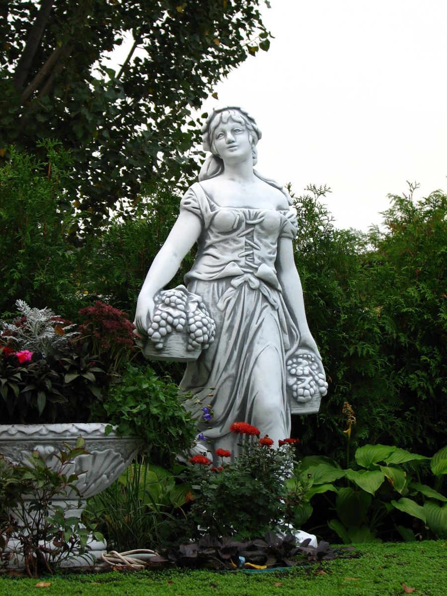 Садова скульптура "Жінка з виноградним кошиком"